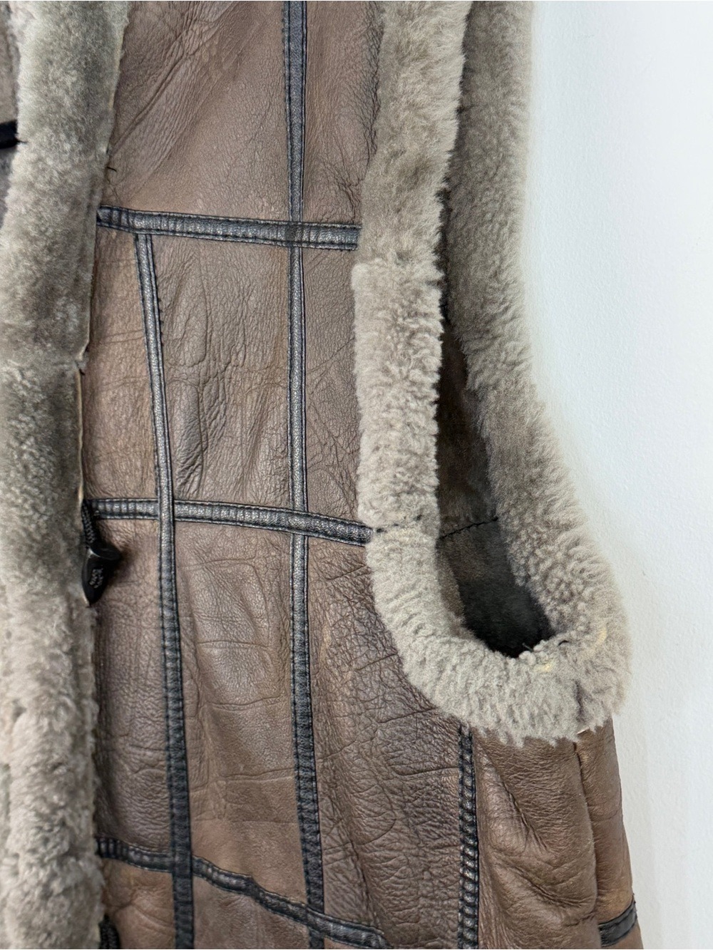 Vintage 70s 80s boxy brown black leather shearling oversized patchwork vest - Picture 8 of 17